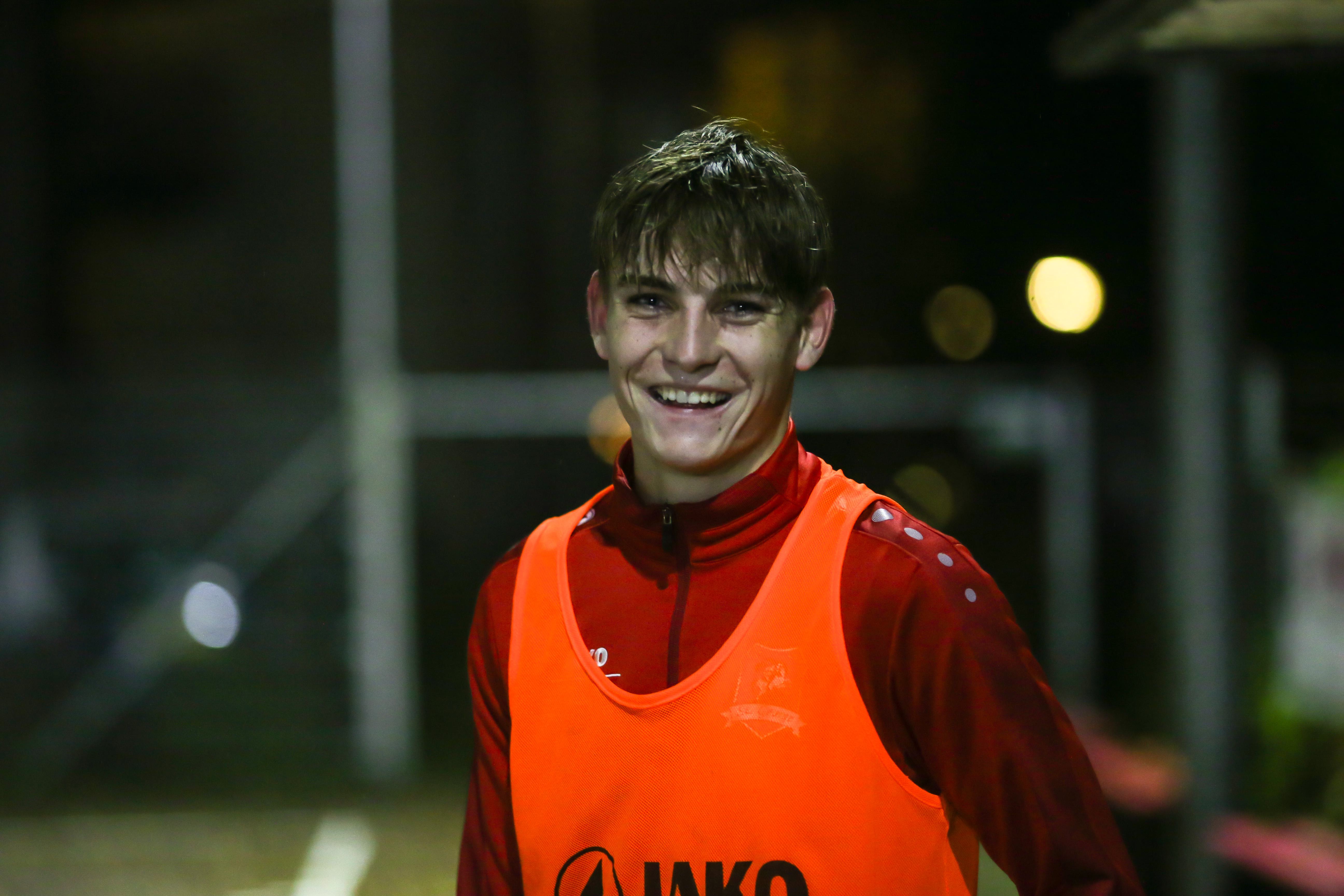 Jannes (15) staat tot zijn eigen verbazing in het eerste elftal van St. George, tegen verdedigers di
